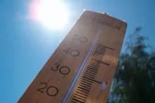 Sonne scheint auf Thermometer