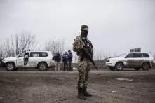 Beobachter der OSZE bei einer Stellung der ukrainischen Truppen im März 2015