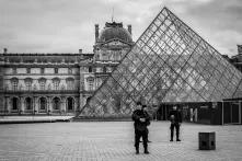 Polizist vorm Louvre