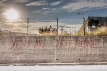 Das Erstaufnahmelager in Moria wurde ursprünglich als Abschiebelager gebaut und wirkt wie ein großes Gefängnis. Aus Protest wurden Solidaritätsbotschaften an den Außenwänden hinterlassen (aufgenommen in Moria (Lesbos), Griechenland, August 2015)