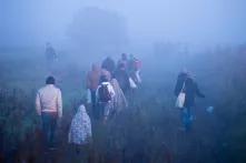 Menschen auf ihrem Weg aus Ungarn nach Deutschland (Röszke, Ungarn, September 2015) 