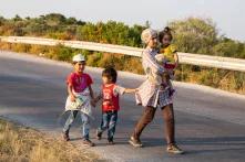 Eine Familie auf dem Weg zur Registrierungsstelle auf Lesbos (Griechenland, August 2015)