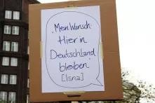 Plakat mit der Aufschrift "Mein Wunsch: Hier in Deutschland bleiben (Isna)"