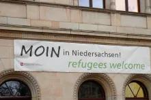 Transparent mit der Aufschrift „Moin in Niedersachsen! refugees welcome" e“ " 