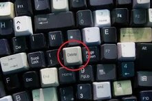 Mehrere Computertasten, dicht gestapelt. Die "Delete"-Taste ist rot eingekreist.