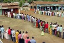 Warteschlagen vor dem Wahllokal in Guwahati, Assam.  