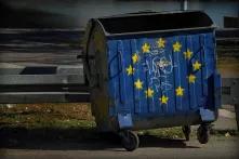 Müllcontainer vor dem Headquarter der EU in Brüssel