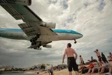 Ein Flugzeug landet auf der karibischen Insel St. martin