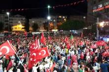 Menschen in Instanbul demonstrieren gegen den Staatsstreich