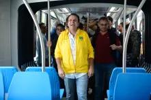 Rios Bürgermeister Eduardo Paes weiht die neue Straßenbahn im Zentrum der Stadt ein.