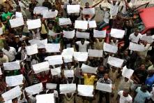 Anhänger des Oppositionsführers Julius Maada Bio demonstrieren im November 2012 in Sierra Leones Hauptstadt Freetown gegen Wahlfälschung.