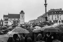 Schwarze Regenschirme als Zeichen des Protests in Polen