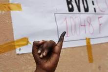 Finger mit Wahltinte nach der Wahl 2011 in der Demokratischen Republik Kongo