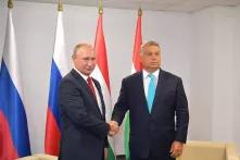 Wladimir Putin shakes hands with Viktor Orbán