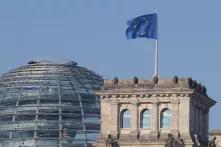Die Flagge der Europäischen Union weht über dem Reichstag
