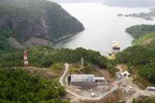 Ein Schiff verlegt Seekabel in norwegischer Bucht