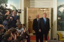 Trump und Pence beim Betreten des "Diplomatic Briefing Room" im Weißen Han Haus