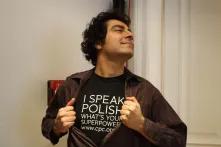 Foto von Feras Daboul. Auf seinem T-Shirt steht: "I speak Polish - What's your superpower?"