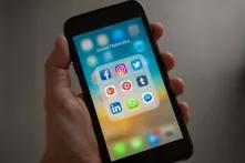 Smartphone mit Social-Media-Apps