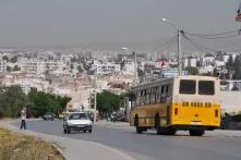 Ein gelber Bus auf einer Straße in Tunis