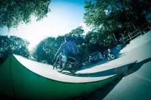 Ein Rollstuhlfahrer auf einer Rampe in einem Skatepark