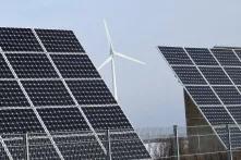 Solarzellen und ein Windrad