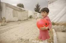 Ein Kind mit einem roten Ball in einem Camp für syrische Geflüchtete in der Türkei