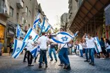 Kinder mit israelischen Fahnen