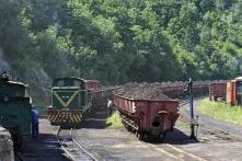 Bahnhof Oskova an der Kohlenwäsche, 740-108 und ein beladener Kohlenzug.