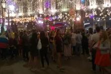 Nächtliche Feiern auf der Nikolskaja Straße der inoffiziellen Fanmeile 