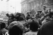 Prag 1968: Panzer mit sowjetischen Soldaten, im Hintergrund die Fassade des Nationalmuseums