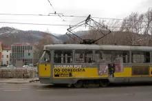 Eine Tram mit Western Union Werbung fährt durch Sarajevo