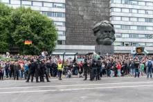 Aufmarsch von Gegnerinnen und Gegnern der Flüchtlingspolitik, Hooligans und Neonazis