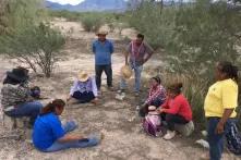 Coahuila, Oktober 2017: Verschnaufpause der Angehörigengruppe VIDA bei ihrer wöchentlichen Suche nach menschlichen Knochenresten in der Wüste um Torreón.