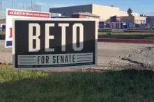 Wahlplakate vor einer Schule in Fort Worth, Texas, rufen zur Unterstützung von Beto O’Rourke auf. Sowohl Cruz als auch O’Rourke treten bei der Wahl offiziell unter ihren jeweiligen Spitznamen, Ted und Beto, an. 