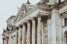 Schrägansicht auf das Reichstagsgebäude und der Inschrift "Dem deutschen Volke"