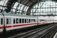 Ein Zug fährt in einen Bahnhof ein