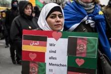 Eine Frau demonstriert auf einer Demo in Hamburg gegen die Abschiebung nach Afghanistan