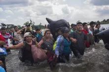 Menschen überqueren zu Fuß einen Fluss