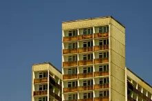 Ostdeutschland: Foto von einem hohen Haus vor blauem Himmel