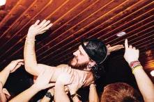 Ostdeutschland: Mitglied der Band Feine Sahne Fischfilet wird von Fans auf Händen getragen