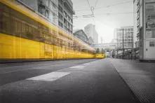 Kommunale Verkehrswende mit ÖPNV. Foto einer fahrenden Straßenbahn