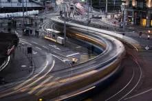 Kommunale Verkehrswende in Zürich. Best Practice öffentlicher Nahverkehr. Foto einer fahrenden Straßenbahn