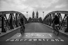 Kommunale Verkehrswende in Freiburg und Bad Wildungen. Stadtplanung und Verkehrsplanung. Foto einer Fahrradstraße in Freiburg