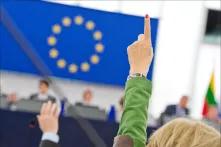 Die Europäische Union: Abstimmung im Parlament. Foto von einem Finger vor der Fahne