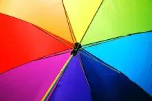 Schirm in Regenbogenfarben