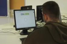 Schüler öffnet das Spiel "Einleben" am Computer.