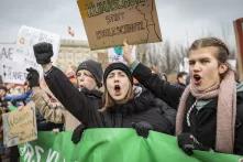 Fridays for Future Proteste in Berlin. Frauen und Mädchen halten Plakate und Banner