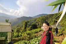 Böll.Thema - Landschaftsfoto mit Frau in Sikkim, Indien