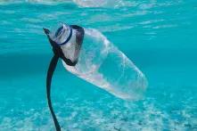 Plastik im Meer/ Foto: Plastikflasche schwimmt durchs Meer